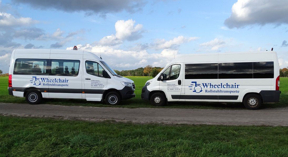 zwei unserer Fahrzeuge